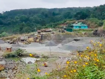 Mỏ khai thác đá của Công ty Thạch lợi ở xã Đức Mạnh, huyện Đắk Mil.