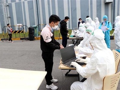 Công nhân Công ty Best Pacific thuộc Khu công nghiệp Lương Điền-Cẩm Điền, huyện Cẩm Giàng làm thủ tục trước khi lấy mẫu xét nghiệm. (Ảnh: Mạnh Tú/TTXVN).