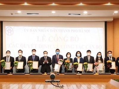 Chủ tịch UBND Thành phố Chu Ngọc Anh trao các quyết định bổ nhiệm - Ảnh: VGP.