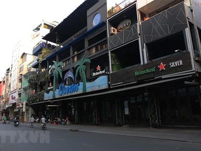 Quán bar, beerclub ở phố đi bộ Bùi Viện. (Nguồn: TTXVN).