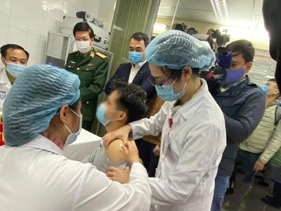 Tình nguyện viên thử vaccine COVID-19.
