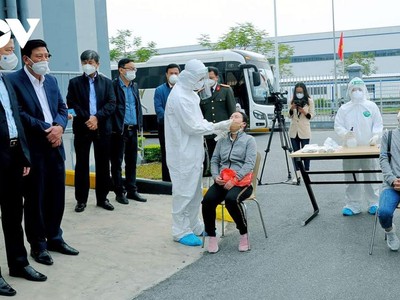 Doanh nghiệp và công nhân lao động cần đảm bảo công tác phòng chống dịch khi quay trở lại làm việc.