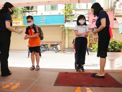 Học sinh được hướng dẫn các biện pháp phòng, chống dịch bệnh khi đến lớp. (Ảnh: TTXVN).