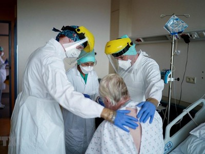 Nhân viên y tế chăm sóc bệnh nhân COVID-19 tại bệnh viện ở Brussels, Bỉ. (Ảnh: AFP/TTXVN).