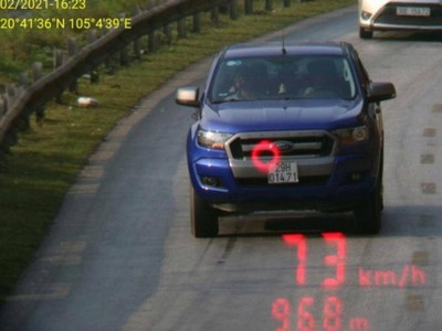Chiếc xe bán tải vượt quá tốc độ quy định.