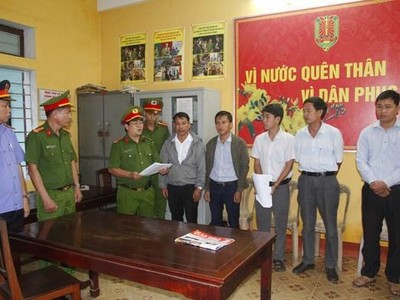 Công an tỉnh Thừa Thiên-Huế khởi tố các cán bộ liên quan đến sai phạm ký khống giấy tờ đất đai diễn ra ở phường Thủy Xuân, Thành phố Huế. (Nguồn: Tuổi trẻ).