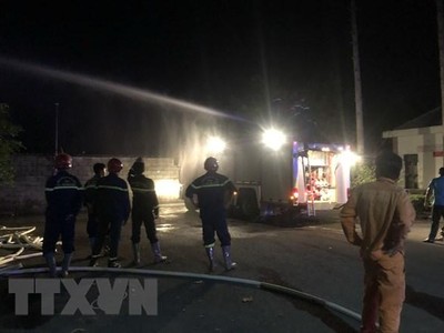 Lực lượng chức năng triển khai các biện pháp dập tắt đám cháy. (Ảnh: Đậu Tất Thành/TTXVN).