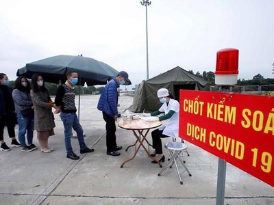 Một chốt kiểm soát phòng dịch COVID-19. (Ảnh: Phạm Kiên/TTXVN).