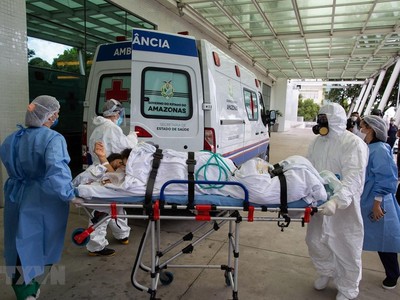 Nhân viên y tế chuyển bệnh nhân COVID-19 tới bệnh viện tại Manaus, bang Amazon, Brazil ngày 14/1/2021. (Ảnh: AFP/TTXVN).