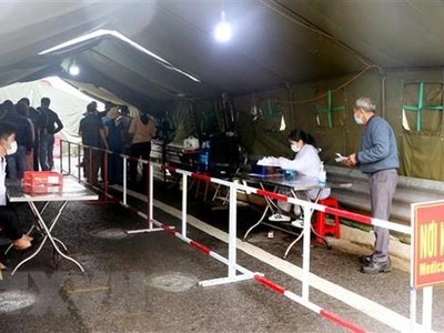 Chốt kiểm soát dịch COVID-19 tại chân cầu Bạch Đằng vẫn thực hiện khai báo đồng thời hai hình thức thủ công và điện tử. (Ảnh: Văn Đức/TTXVN).