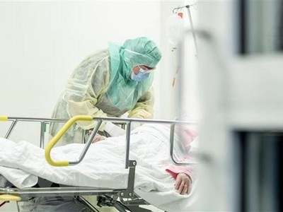 Nhân viên y tế chăm sóc bệnh nhân nhiễm COVID-19 tại bệnh viện ở Turku, Phần Lan. (Ảnh: AFP/TTXVN).