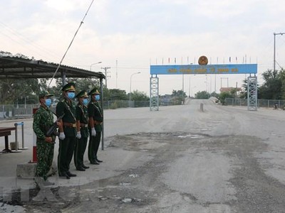 Lực lượng biên phòng tại cửa khẩu Dinh Bà. (Ảnh: Chương Đài/TTXVN).
