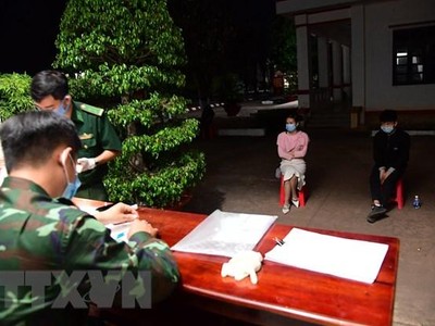 Lực lượng chức năng làm việc với các đối tượng bị bắt giữ khi nhập cảnh trái phép vào Việt Nam. (Ảnh: Hồng Ánh/TTXVN phát).