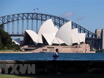 Người dân đeo khẩu trang phòng dịch COVID-19 tại Sydney, Australia. (Ảnh: THX/TTXVN).
