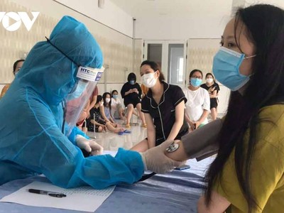 Những trường hợp cách ly tập trung được kiểm tra sức khỏe thường xuyên.