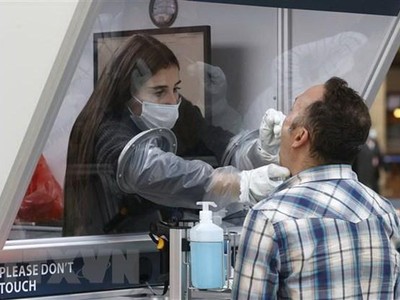 Nhân viên y tế lấy mẫu xét nghiệm COVID-19 cho hành khách tại sân bay quốc tế Ben Gurion ở Lod, Israel. (Ảnh: AFP/TTXVN).