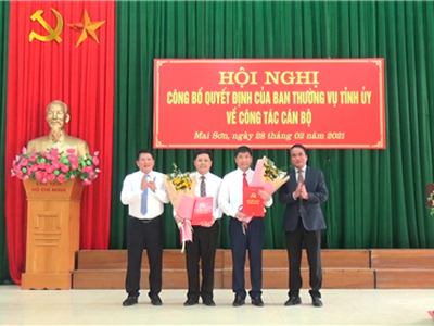 Lãnh đạo tỉnh Sơn La trao quyết định và tặng hoa chúc mừng ông Nguyễn Việt Cường và Trần Đắc Thắng.