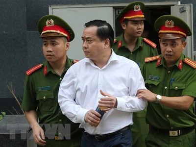 Cảnh sát dẫn giải bị cáo bị cáo Phan Văn Anh Vũ (sinh năm 1975, Chủ tịch Hội đồng quản trị Công ty cổ phần Xây dựng 79, Công ty cổ phần Bắc Nam 79) về trại giam. (Ảnh: Doãn Tấn/TTXVN).