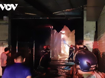 Vụ cháy xảy ra tại các ki ốt chứa nhiều quần áo nên lửa nhanh chóng lan rộng.