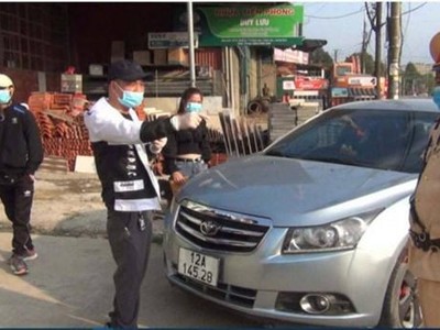 Tài xế vi phạm giao thông bị cảnh sát giao thông xử lý. (Nguồn: VOV).