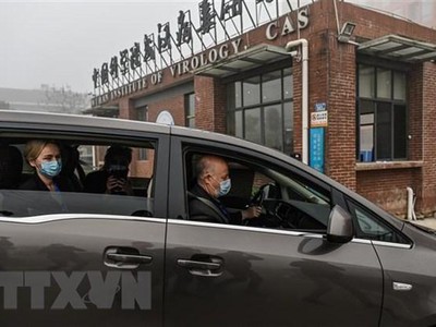 Các thành viên đoàn chuyên gia của WHO tới Viện virus ở thành phố Vũ Hán của Trung Quốc để điều tra về nguồn gốc của virus SARS-CoV-2 gây bệnh COVID-19. (Ảnh: AFP/TTXVN).
