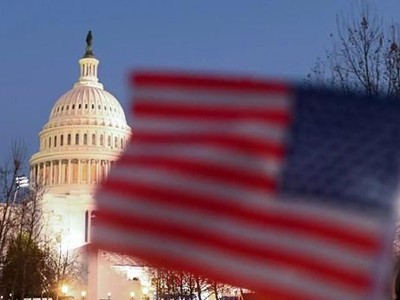 Quốc kỳ và tòa nhà Thượng viện Mỹ. (Ảnh: AFP).