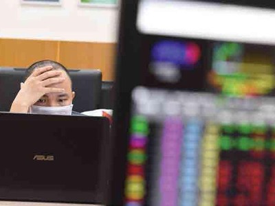 Thị trường chứng khoán thế giới “đỏ lửa” đã ảnh hưởng không nhỏ tới tâm lý đầu tư trong nước.