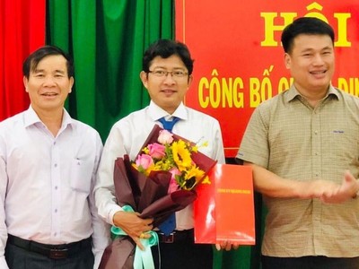Ông Đặng Ngọc Huy, Phó Bí thư Thường trực Tỉnh ủy Quảng Ngãi trao quyết định cho ông Nguyễn Ngọc Trân.