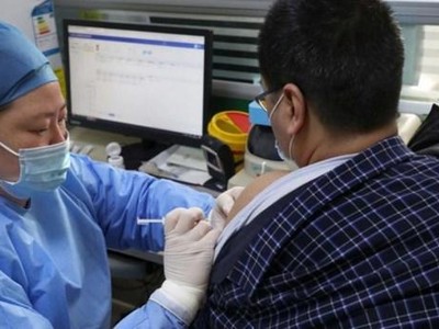 Tiêm vắcxin ngừa COVID-19. (Nguồn: AFP).