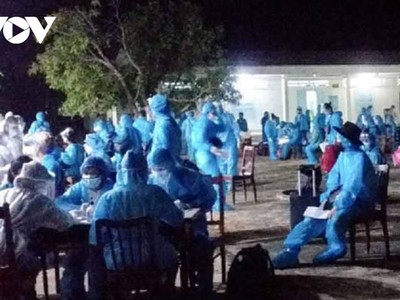 Lấy mẫu bệnh phẩm các công dân nhập cảnh.