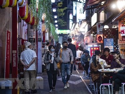 Người dân đeo khẩu trang phòng dịch COVID-19 tại Tokyo, Nhật Bản. (Ảnh: AFP/TTXVN).