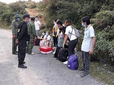 Lực lượng Biên phòng tạm giữ nhóm người nước ngoài nhập cảnh trái phép. (Ảnh minh họa: TTXVN).