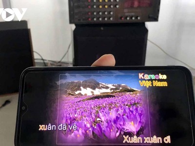 Hát karaoke tự phát gây phiền hà cho người dân.