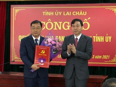 Ông Lê Văn Lương, Phó Bí thư Thường trực Tỉnh ủy Lai Châu trao quyết định điều động ông Tống Thanh Bình, Phó trưởng đoàn chuyên trách Đoàn đại biểu Quốc hội, Trưởng Ban Nội chính Tỉnh ủy Lai Châu giữ chức Bí thư Thành ủy Lai Châu.