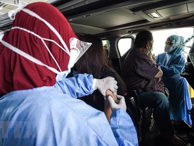 Một điểm tiêm chủng vaccine ngừa COVID-19 tại Jakarta. (Ảnh: AFP/TTXVN).