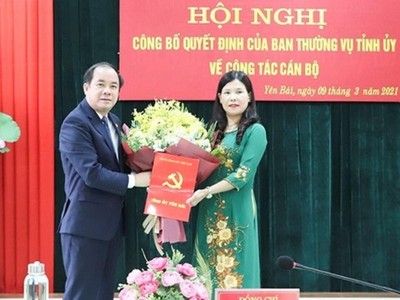 Bà Nguyễn Thị Bích Nhiệm nhận quyết định điều động.