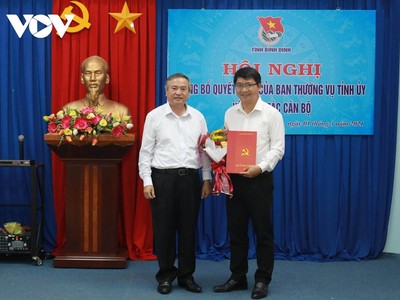 Ông Lương Đình Tiên (bên phải) nhận quyết định từ Trưởng Ban Tổ chức Tỉnh ủy Bình Định.