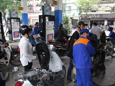 Nhân viên Petrolimex đang bán xăng cho khách hàng. (Ảnh: Đức Duy/Vietnam+).
