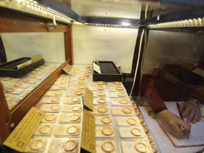 Giá vàng trong nước cao hơn nhiều giá vàng thế giới có thể dẫn đến tình trạng nhập lậu vàng và làm “chảy máu” ngoại tệ.