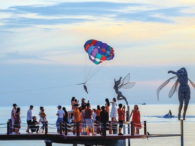 Hàng không, du lịch tranh thủ "vợt khách"