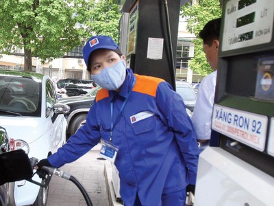 Giá bán lẻ nhiều loại mặt hàng xăng dầu hiện ở mức cao nhất trong 1 năm trở lại đây.