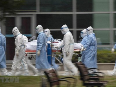 Nhân viên y tế chuyển bệnh nhân COVID-19 tại bệnh viện Tongji ở Vũ Hán, tỉnh Hồ Bắc, Trung Quốc ngày 6/3/2020. (Ảnh: THX/TTXVN).