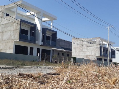 Những căn biệt thự mới xây xong phần thô tại dự án La Maison De Cần Giờ. Ảnh: Việt Dũng.