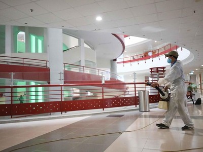 Đại học Kinh tế quốc dân thực hiện phun khử khuẩn để đón sinh viên trở lại trường. (Ảnh: Thanh Tùng/TTXVN).