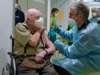 Tiêm vaccine ngừa Covid-19 cho người già tại Pháp. Ảnh: Le Monde.