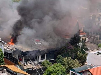 Đám cháy bùng lên dữ dội bao trùm quán BBQ.