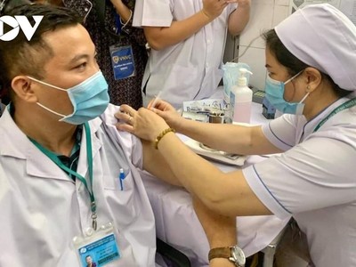 Tiêm vắc xin cho nhân viên y tế Bệnh viện Bệnh Nhiệt đới TP.HCM.