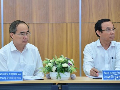 Bí thư Thành uỷ TPHCM Nguyễn Văn Nên (phải) và Trưởng đoàn ĐBQH TPHCM Nguyễn Thiện Nhân (trái).