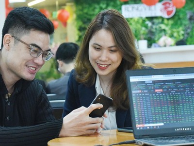 Không ít nhà đầu tư dần mua vào các cổ phiếu được cho là sẽ hưởng lợi từ xu hướng tăng của giá hàng hóa cơ bản. Ảnh: Dũng Minh.