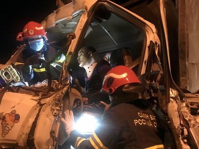 Cảnh sát PCCC vừa sơ cứu nạn nhân, vừa phá cabin, đưa các nạn nhân ra ngoài.